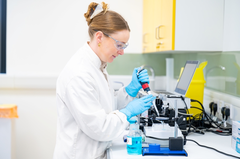 Dr Emma Coghill using an analyser to measure free radical generation as part of her MOF study Copyright:  Tim Winterburn / UHI